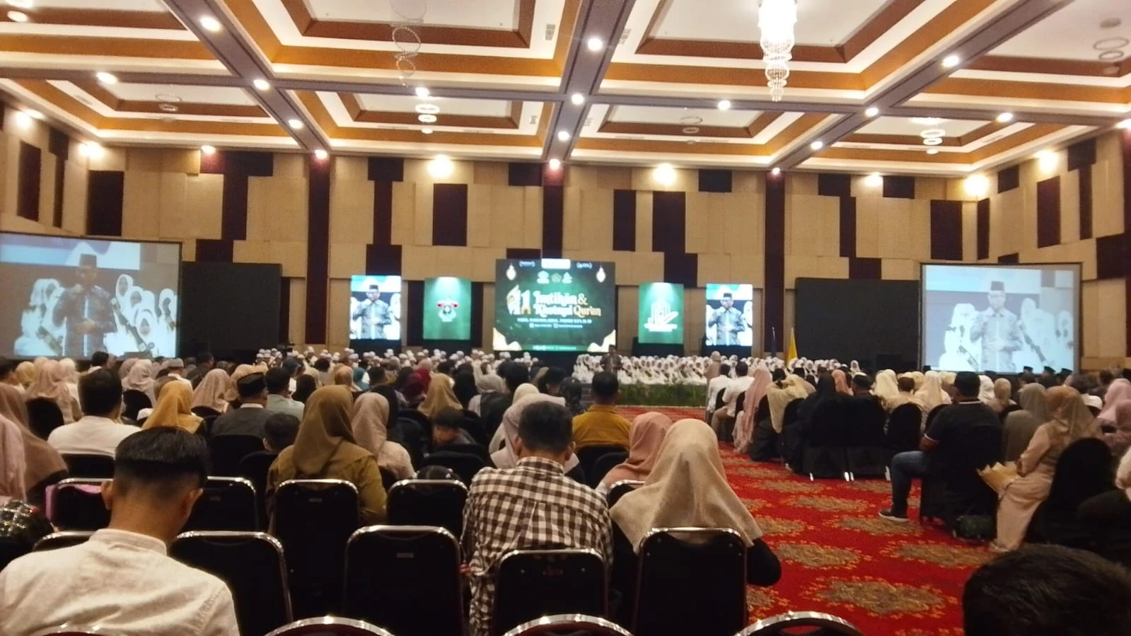 Ribuan pasang mata dipenuhi haru dan kebanggaan saat ratusan santri SIT Ikhtiar Makassar mengikuti Imtihan dan Khatmul Qur’an di Hotel Unhas, Ahad, 24 Mei 2026, sebagai simbol kebangkitan generasi Qur’ani di tengah semakin besarnya minat masyarakat terhadap literasi Al-Qur’an. (Foto: Dok.Pribadi).